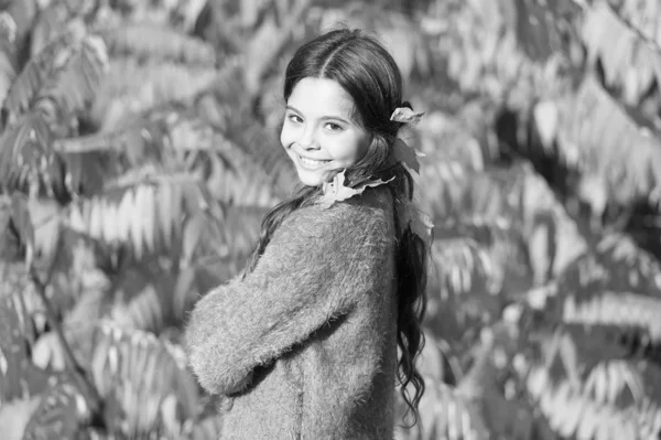 Outono quente. Menina sorridente elegante em um parque de outono. Período de verão indiano de clima seco insazonalmente quente. Natureza de outono. Criança pequena feliz ao ar livre. Fim de semana ensolarado. Menina relaxante no parque dia ensolarado — Fotografia de Stock