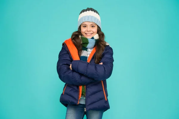 Stylowa ochrona przed chłodniejszymi warunkami atmosferycznymi. Mała dziewczynka w zimowym stylu. Małe dziecko w stylu mody. Mała modelka z modą. Szczęśliwy mały dzieciak. Odzież zewnętrzna. Moda zimowa — Zdjęcie stockowe