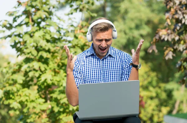 Apuestas en línea. Emocional hombre jugar juego en línea. Jugador. Jugador. Hombre del juego. Juego en línea. Jugar videojuegos en línea. Computadora para juegos. Juega con la tecnología moderna —  Fotos de Stock