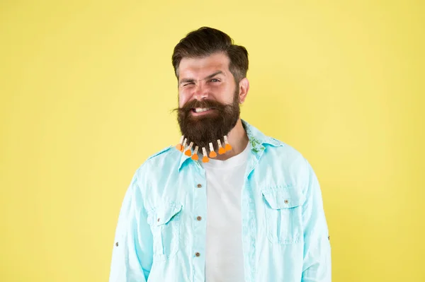 Alles über Design. Liebespflege. Liebe mich selbst. Nähren Sie die Haare mit Liebe. Valentinstag. Friseurladen-Konzept. Friseursalon. Mann viel Wäscheklammer auf Bart. Brutaler Hipster mit Wäscheklammern-Herzen — Stockfoto