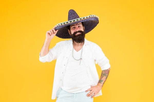 Mexicaanse energie. Vier traditionele feestdagen. Cinco de Mayo. Mexicaanse dag van de dood. Op 5 mei. Laten we lol maken. Feestmaal vieren. Een gelukkige man met Mexicaanse sombrero hoed. Mexicaans energiek temperament — Stockfoto