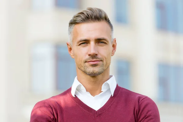 Le coiffeur a approuvé. Homme bien entretenu en plein air. Homme barbu au visage non rasé. Barbier barbu. Services de coiffeur. Barbier et toiletteur. Le toilettage masculin. Soins de la peau et des cheveux. Salon de coiffure et salon de coiffure — Photo