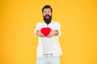 Sevgililer Günü satışları. Sevgililer günün kutlu olsun. Kalp rahatsızlıkları ve kalp rahatsızlıkları. Sağlıklı yaşam tarzına sahip olmak. Kalp krizini önlüyor. Aşık olmak. Sakallı adam kırmızı kalp. vahşi hippi sarı arka plan