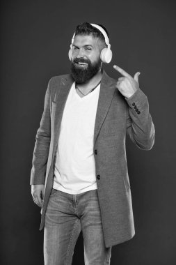 Ses kitabı. Dinleme kitapları başvurusu. Yaşam tarzı müzik hayranıyım. Kablosuz kulaklık dinleyen bir adam. Hippi kulaklık kullanıyor. İlham verici bir şarkı. Müzik kütüphanesi. Sakallı adam müzikten hoşlanır.