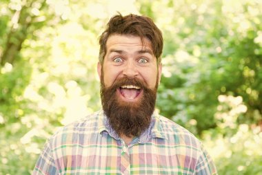 Im mutlu bir adam. Yaz gününde büyük bir gülümseme ile mutlu sakallı adam. Uzun sakallı ve mutlu yüzünde beyaz bir gülümseme ile Kafkas hipster. Mutlu olma alışkanlığı