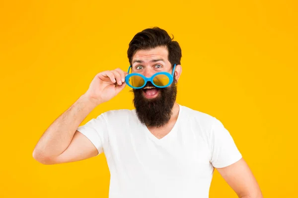 Schöner Typ mit Sonnenbrille. Hipster bärtiger Mann mit trendiger Sonnenbrille. Perfekte Vision. Augengesundheit. Modische Sonnenbrille. Sommerferien. UV-Schutzkonzept. Modell Männerbrille — Stockfoto