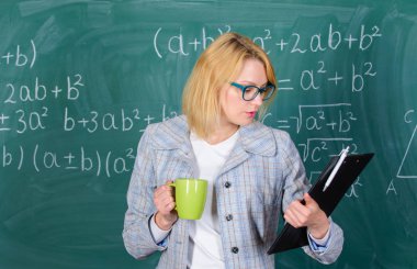 Öğretmen çay ya da kahve iç ve pozitif kal. Rahatlamak ve pozitif kalmak için zaman ayır. Olumlu düşünmeye devam et. Çay fincanı geçmişi olan bir kadın. Yorgunluk kavramını önle. Dinlenme zamanı.