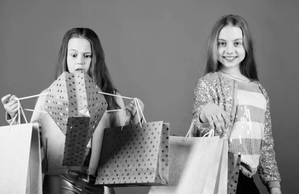 Comprar es la mejor terapia. Día de compras felicidad. Hermanas de compras juntas. Compra ropa. Comprador adicto a la moda. Niños boutique de moda. Comprando sus sueños. Niños felices en la tienda con bolsas —  Fotos de Stock