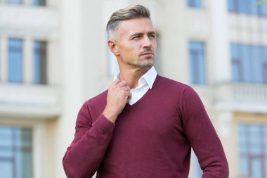 Sıradan olmak seçim meselesidir. Açık havada rahat giyinen yakışıklı bir adam. Sıradan moda trendleri. Günlük hayat için gardırop. Kıyafetlere güveniyorsun. Rahat ol kendin ol.
