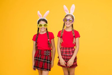 Parti başladı. Geleneksel tatil partisi. Mutlu Paskalyalar. Bahar geliyor. Paskalya tavşanı çocukları. Çocuklar tavşan kulaklarıyla oynar. Tavşan kulağı takan sevimli küçük kızlar. Paskalya kompozisyonu. Yumurta avı eğlencesi