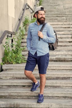 New York 'u seviyorum. Olgun hippi ve sakallı gezgin. Sakallı adam. Kendine güveni tam vahşi bir adam caddede yürüyor. Erkek berber bakımı. Sırt çantalı vahşi hippi. Yürüyüş macera konsepti. şehir biçimi