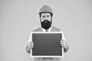 Garanti servisi. Sorumluluk ve garantörlük. Mühendislik ve mimarlık mesleği. Tamirci mühendis karatahta kopyalama alanı tutuyor. Yakışıklı bir tamirci. Sakallı tamirci iş kıyafetleri yapıyor.