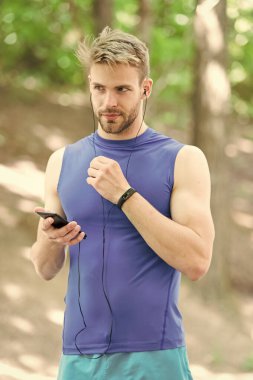 Veri senkronizasyonu. dijital spor. akıllı saat. spor giyim atletik adam. açık egzersiz. Fitness uygulaması. Ui ux kavramı. modern spor gadget. fitness bilezik kaslı adam. telefonda spor uygulaması