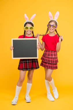 Olay duyurusu. Karatahta kopyalama alanı. Liseli kızlar uzun tavşan kulakları. Paskalya oyunları. Gümrük konsepti. Bahar tatili. Tavşan kulaklı çocuklar. Okul arkadaşlarınla Paskalya 'yı kutla. Paskalya hazırlıkları