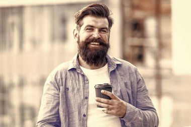 Kendini işe yarar hale getir. Adam içkisi kahveyi alır. Sakallı adam dışarıda rahatlar. Kahve molası konsepti. Kafein bağımlısı. Sabah kahvesi. Olgun hipster sıcak içecek tadını çıkarın. Kahve beni tamamlar