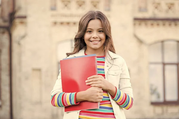 Koers kiezen. Modern onderwijs. Kind glimlachende meisje school student houden werkboeken leerboeken voor het studeren. Onderwijs voor begaafde kinderen. Extra cursus volgen voor dieper leren. Schoolonderwijs — Stockfoto