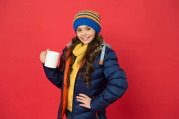 Cocktail protéiné. Heureux enfant aiment boire du thé ou du café. Petite fille tenir la tasse à boire. Habitudes de consommation saines. Boire du cacao ou du chocolat. Une boisson chaude. Vacances d'hiver. Petit déjeuner du matin concept — Photo