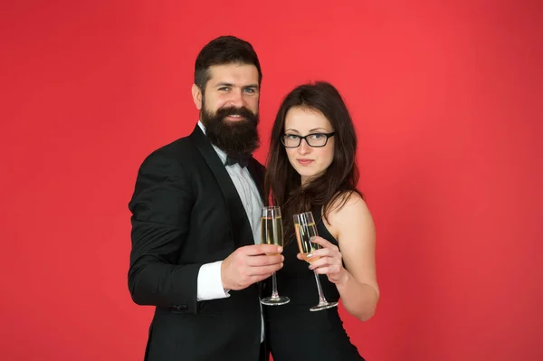 Champagne is altijd het antwoord. Gelukkige familie vieren het met champagne. Verliefd stel geniet van champagne. Sensuele vrouw en man met baard hebben champagneglazen. Valentijnsdag. Alcoholische drank — Stockfoto