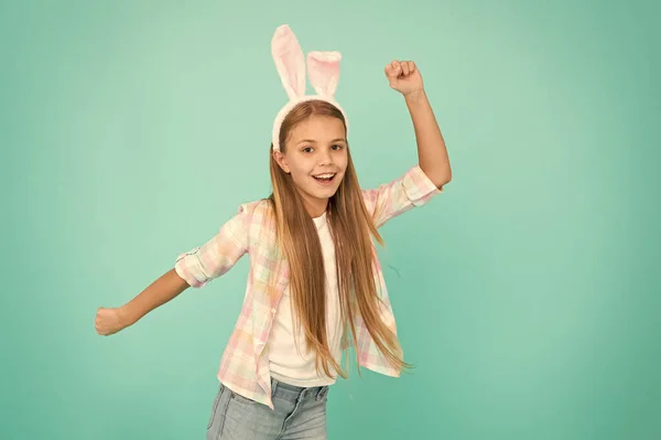 Att vara bästa påskharen. Små flickor i easter bunny stil. Modeaccessoar för påsk maskerad. Söt liten flicka bär bunny öron pannband. Ser ganska i easter bunny klädsel — Stockfoto