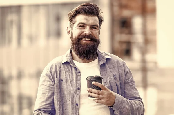 Maak jezelf nuttig. Man drinken take-away koffie. Bearded Man ontspannen buiten. Koffiepauze concept. Cafeïne verslaafd. Koffie in de ochtend. Volwassen hipster genieten van warme drank. Koffie voltooit me — Stockfoto