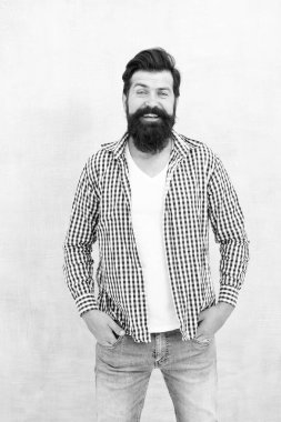 Güzel sakal ve bıyık bakımı. Hipster görünümü. Sakal ve berber konsepti. Sakallı hippi sakallı adam. Berber ipuçları sakal bırakır. Berber dükkanı modeli konsepti. Sakallı ve mutlu