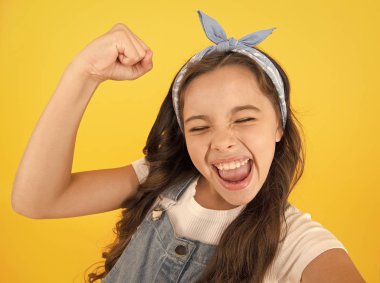 Kızlar gidin. Olumlu duygular. Neşeli genç. Mutluluğu hisset. Mutluluk böyle görünüyor. Mutlu gülümseyen çocuk kız yakın yüz. Duygusal ifade. Mutluluklarını ifade edin. Duygusal çocuk kavramı