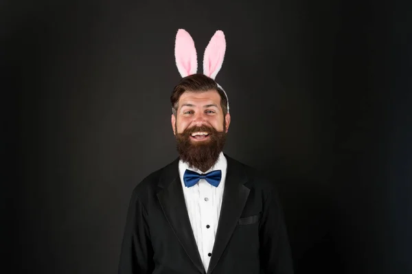 Hippie hoppity joyeuse Pâques. L'homme barbu fête Pâques. Un homme d'affaires heureux porte des oreilles de lapin. Fête de Pâques. Vacances de printemps. Lapin de Pâques est ici — Photo