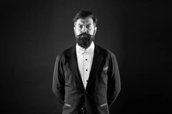 Sécurisé dans son sens de soi. Homme barbu au regard formel. Hipster fond noir. Homme à la moustache longue et aux cheveux de barbe. Homme brutal en costume de smoking. Classique peut rendre l'homme plus intelligent — Photo