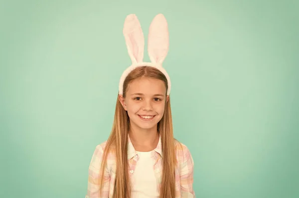 Guardando di prim'ordine per Pasqua. Bambina in stile coniglietto pasquale. Carina la ragazzina con la fascia per le orecchie da coniglietto. Accessori moda per la festa in costume pasquale. Guardando bella in abbigliamento coniglietto pasquale — Foto Stock