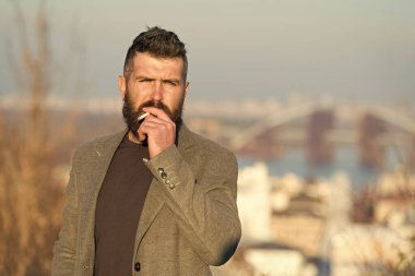 Sigara alışkanlığı ya da bağımlılık. Sigara bağımlısı ya da sigara tiryakisi. Sakallı adam sigara içiyor. Hippi sigara molası vermeyi sever. Tütün içiyorum.