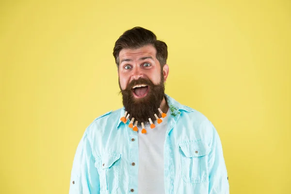 Adoro preparar-me. Amo-me. Nutrir o cabelo com amor. Dia dos Namorados. Conceito de barbearia. Salão de cabeleireiro. Diretriz de penteado. Espinha de roupa de homem na barba. Brutal hipster com corações clothespins — Fotografia de Stock