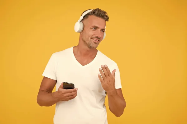 Favoritmusikspellista. Musikabonnemang. Man lyssnar musik moderna hörlurar och smartphone. Lyssna på konceptet. Bästa musikapparna. Du borde lyssna på låten. Guy modern användare mobil applikation — Stockfoto