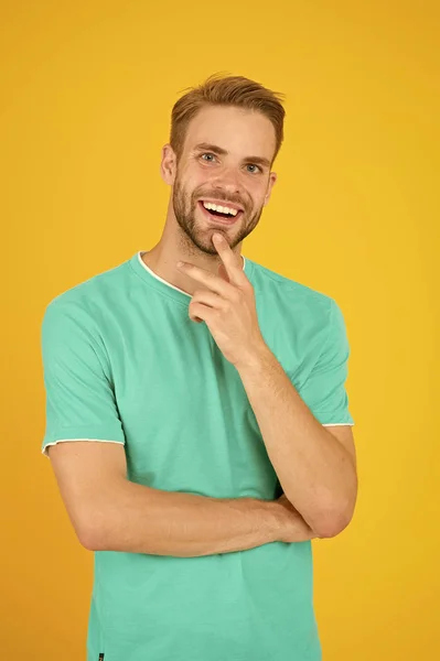 Idée. Beauté masculine. Salon de coiffure coiffeur. Un bel homme barbu. Quelque chose le tracasse. Un bel homme au fond jaune. Bien soigné beau gars avec soies et coiffure élégante — Photo