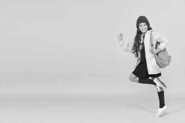 Мода подростков. Школьница уличная одежда с симпатичным рюкзаком. Рюкзак как модный аксессуар. Маленькая модная красотка носит рюкзак. Современный рюкзак для повседневной жизни. Подходит рюкзак
