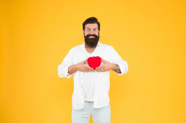 Journée mondiale du cœur. brutal fond jaune hipster. joyeuse Saint-Valentin. poblèmes cardiaques et maladies. avoir de saines habitudes de vie. prévenir les crises cardiaques. tomber amoureux. homme barbu coeur rouge — Photo