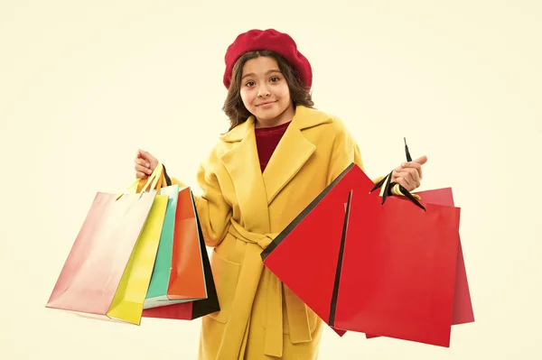 Sconto di vendita. Giornata dello shopping. Buon bambino sorridente tenere pacchetti. Trucchi per il profitto. Marche preferite e tendenze più calde. Vendita a meta 'stagione. Ragazza con le borse della spesa. Shopping e acquisto. Venerdì nero — Foto Stock