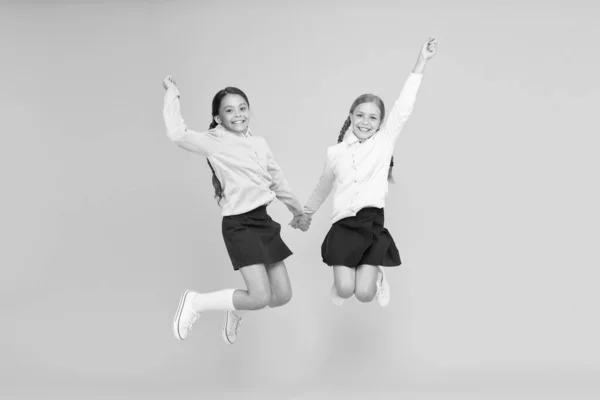 Felicidad infantil. Divertidos momentos alegres del día escolar. Niños lindos estudiantes. Colegialas mejores amigos excelentes alumnos. Colegialas aspecto ordenado uniforme escolar. Amistad escolar. Septiembre de nuevo —  Fotos de Stock