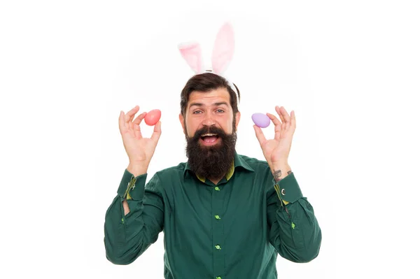 Celebração da festa das festas. O homem barbudo guarda ovos pascais. Feliz hipster comemorar Pascha. Pascha e Páscoa. A celebrar a Páscoa. Feliz Pascha. Domingo da Ressurreição. Primavera. — Fotografia de Stock