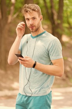 Bilek bandı aleti. Fitness izleyicisi ayarlayın. Fitness koçu. Atlet bak pedometre gadget. Akıllı saat ile sporcu eğitimi. Yararlı ayarlar. Atlet kontrol fitness izci doğa arka plan