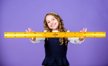 BTMM okul disiplini. Okul öğrencisi geometri öğreniyor. Küçük kız okula geri döndü. Matematik dersi. Eğitim ve bilgi. Büyük cetveli olan öğrenci kız. STEM eğitimi