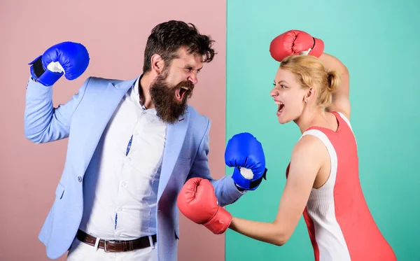 Familia par guantes de boxeo. problemas en la relación. Deporte. hombre barbudo hipster luchando con la mujer. Fuerza y potencia. Golpeando por nocaut. quién tiene razón. ganar la pelea. Club de boxeo amateur —  Fotos de Stock