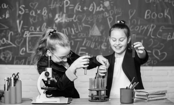 Igazán elfoglalt. Kislányok az iskolában laborban. A tudomány a jövő. Kislányok tudós munka Mikroszkóp. Kémia kutatás. Biológia tudomány. Boldog kislányok. tudományos kísérletek laboratóriumi — Stock Fotó