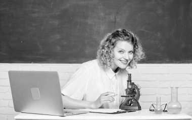 Bilimsel araştırmalar. Mikrobiyoloji konsepti. Laptop ve mikroskop ile öğrenci kız. Moleküler Biyoloji doktora projeleri. Bilim adamı Mikrobiyoloji. Mikrobiyoloji eğitimi. Moleküler değişiklikleri araştırın