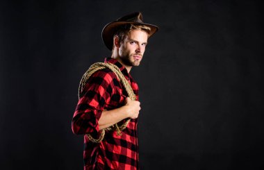 Amerikan kovboyunun kementi. Kement, rodeolarda rekabetin bir parçası olarak kullanılır. Kementle bağlanabilir ya da paketlenebilir. Batı hayatı. Erkek traşsız kovboy siyah arka planı. Şapka tutan adam.