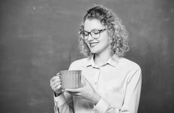 Professor em copos beber café quadro fundo. Taxa de energia para o dia inteiro. Um viciado em café. Dose de cafeína. Ensinar é o maior ato de otimismo. Mulher gosta de café antes das aulas da escola — Fotografia de Stock