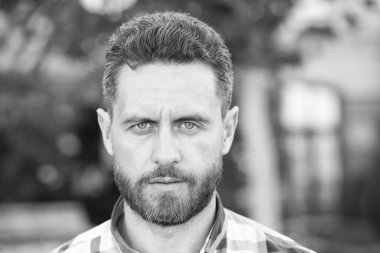 Zevki için sakallı. Şehir geçmişinde sakallı bir adam. Sakallı, sakalsız bir adam. Yakışıklı beyaz yetişkin bıyık ve sakal kılı takıyor. Sakallı adam için modaya uygun bir saç stili. Berber Dükkanı