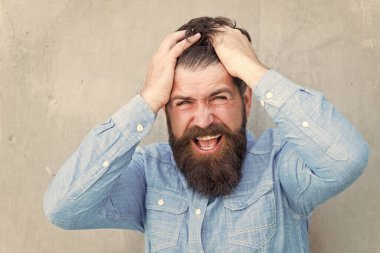 Depresyonda hissediyorum. Olumsuz duygular. Kötü hissediyorum. Sakallı adam. Sakallı, olgun bir hippi. Erkek yüz bakımı. Erkek berber moda bakımı. Sakallı vahşi adam. Onun stili. Baş ağrısı ve aşırı çalışma