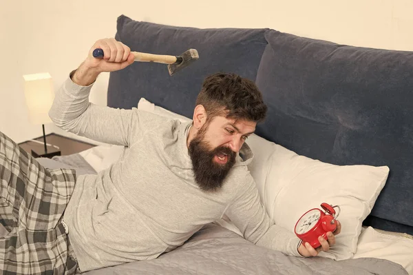 Etapas del sueño. Hombre despierto infeliz con alarma sonando. Duerme más. Concepto de salud. Aunque duerma puede despertar sintiéndose como si no durmiera en absoluto. Tipo irritado destruir molesto reloj — Foto de Stock