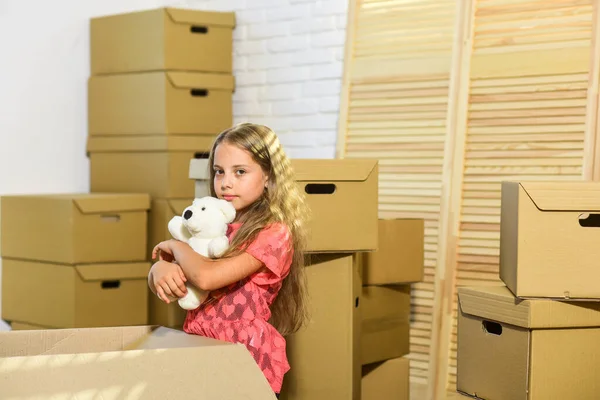 Nuevo con vista. compra de vivienda nueva. niña feliz con juguete. Cajas de cartón - mudanza a casa nueva. caja de cartón infantil feliz. Un concepto en movimiento. apartamento nuevo — Foto de Stock