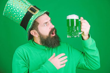 Her saat başı yeşil olsun. Saint Patricks Günü için kızartma adam sakallı. Saint patricks günü kutluyor. Yeşil bira içme sakallı İrlandalı adam. Hipster bira bardağı tutan cin şapkalı